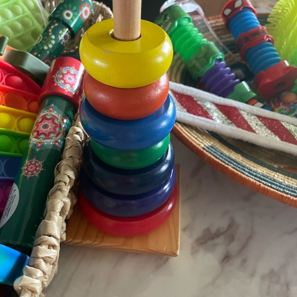 LOT OF FIDGET/STRESS/SENSORY MISC TOYS - Picture 4 of 9